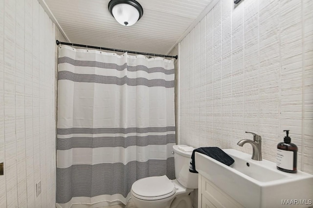 1582 W Old Hayneville Rd, Le Grand, AL 36105 - full bathroom with tile walls, toilet, vanity, and a shower with shower curtain