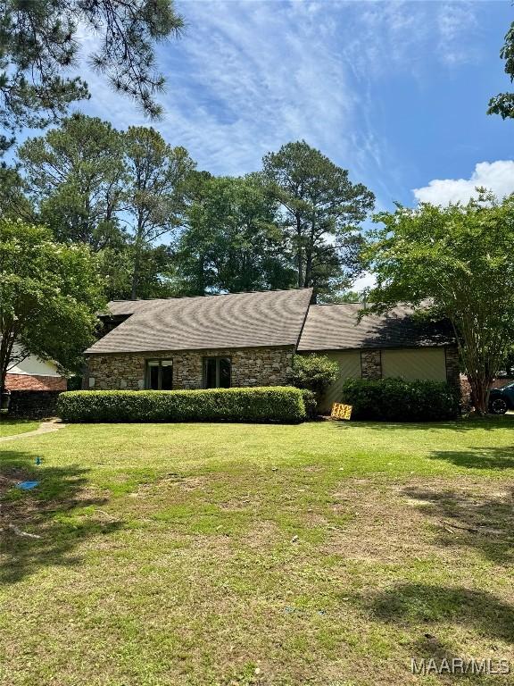 215 W Castlewood Dr, Selma, AL 36701 - ranch-style home featuring stone siding and a front lawn