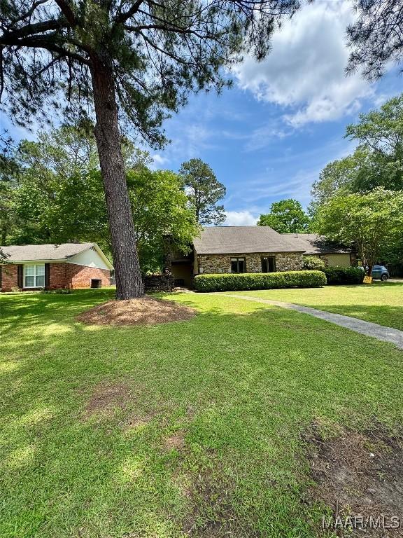 215 W Castlewood Dr, Selma, AL 36701 - view of front of property featuring stone siding and a front yard