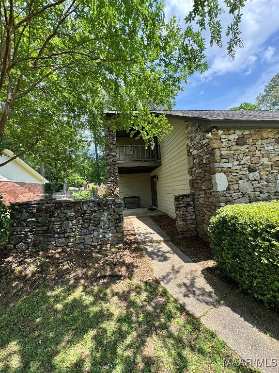 215 W Castlewood Dr, Selma, AL 36701 - view of yard featuring a balcony