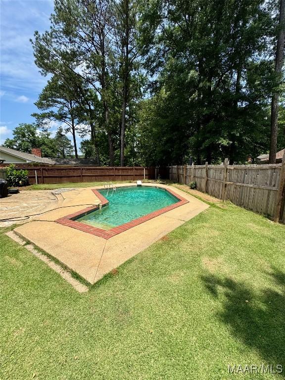 215 W Castlewood Dr, Selma, AL 36701 - view of swimming pool featuring a patio area