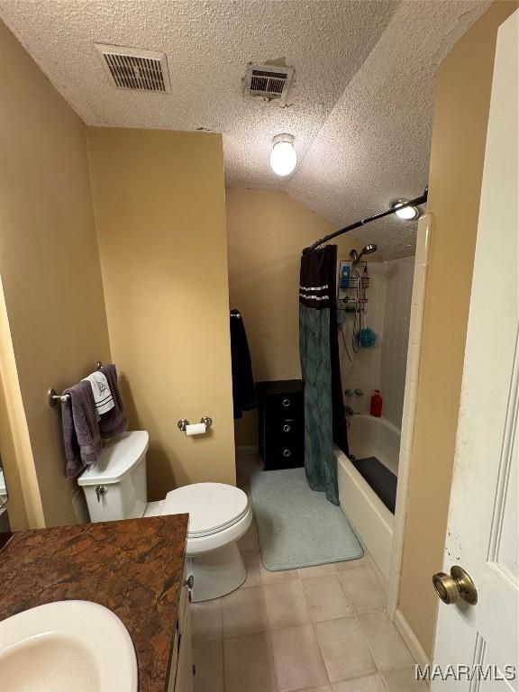 215 W Castlewood Dr, Selma, AL 36701 - full bath featuring toilet, vanity, a textured ceiling, shower / tub combo with curtain, and lofted ceiling