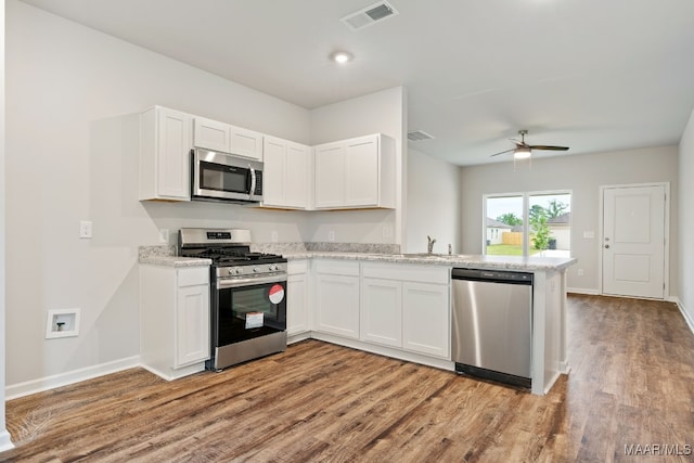 177 Canal Xing, Wetumpka, AL 36092 - kitchen featuring appliances with stainless steel finishes, a peninsula, ceiling fan, light wood finished floors, and recessed lighting