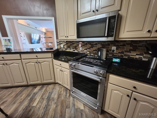103 River Chase Ct, Wetumpka, AL 36092 - kitchen featuring stainless steel appliances, dark wood-style floors, backsplash, and cream cabinetry