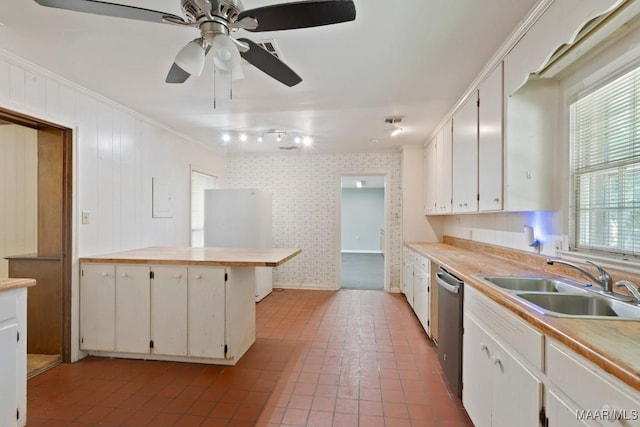 3158 Partridge Ln, Montgomery, AL 36111 - kitchen featuring a sink, dishwasher, wallpapered walls, light countertops, and ceiling fan