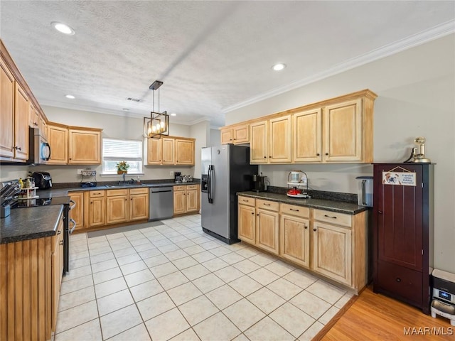 33 Glendale Acres Acres, Eclectic, AL 36024 - kitchen featuring stainless steel appliances, a sink, dark countertops, recessed lighting, and crown molding
