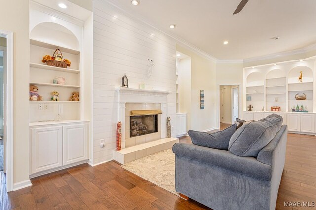 8115 Bridgewater Trce, Montgomery, AL 36117 - living area featuring dark wood-style floors, crown molding, built in features, a fireplace, and ceiling fan