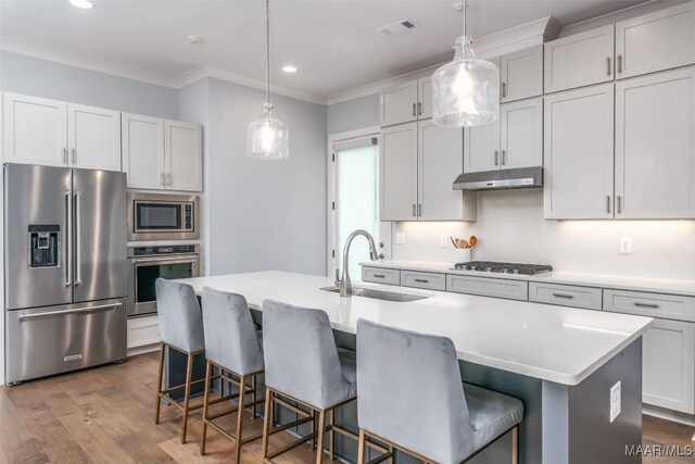 7175 Fain Park Loop, Montgomery, AL 36117 - kitchen featuring stainless steel appliances, a sink, under cabinet range hood, crown molding, and recessed lighting