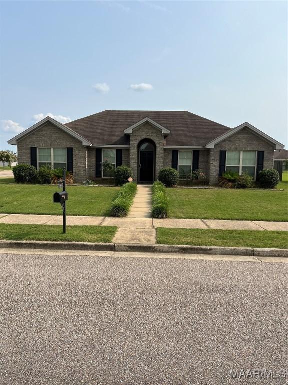 19 High Cotton Ct, Wetumpka, AL 36092 - ranch-style house with a front yard and brick siding