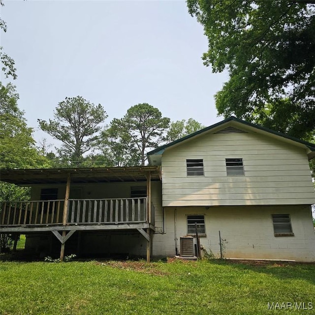 1018 Hillcrest Dr, Weaver, AL 36277 - rear view of house with a yard