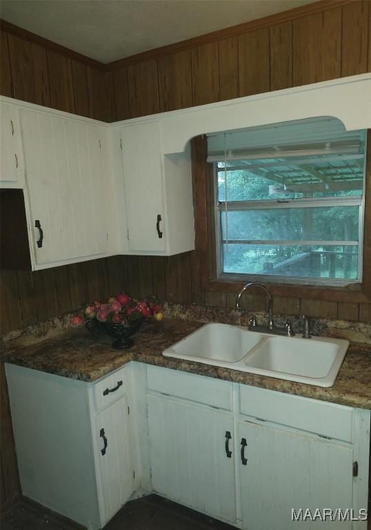 1018 Hillcrest Dr, Weaver, AL 36277 - kitchen with white cabinets