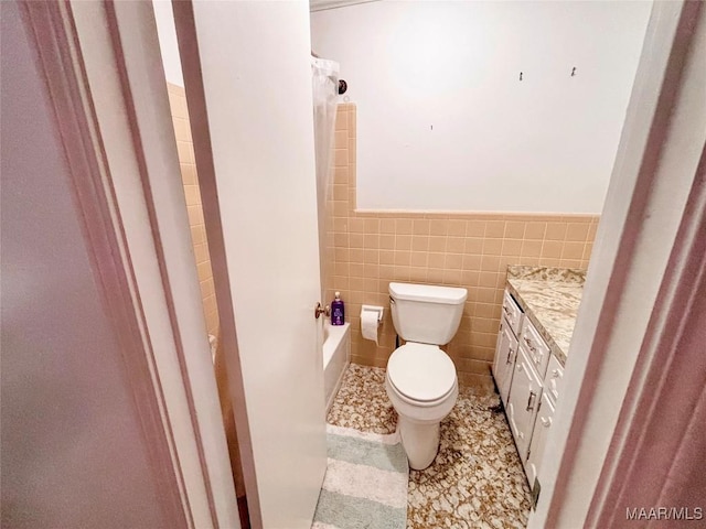 530 Palmquist Dr, Selma, AL 36701 - full bathroom featuring vanity, wainscoting, tile walls, and shower / bath combo with shower curtain