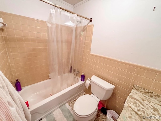 530 Palmquist Dr, Selma, AL 36701 - full bath featuring shower / tub combo with curtain, tile walls, ornamental molding, and wainscoting