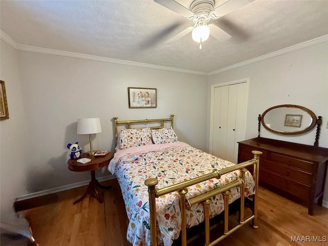 530 Palmquist Dr, Selma, AL 36701 - bedroom featuring wood finished floors, crown molding, a ceiling fan, a closet, and a textured ceiling