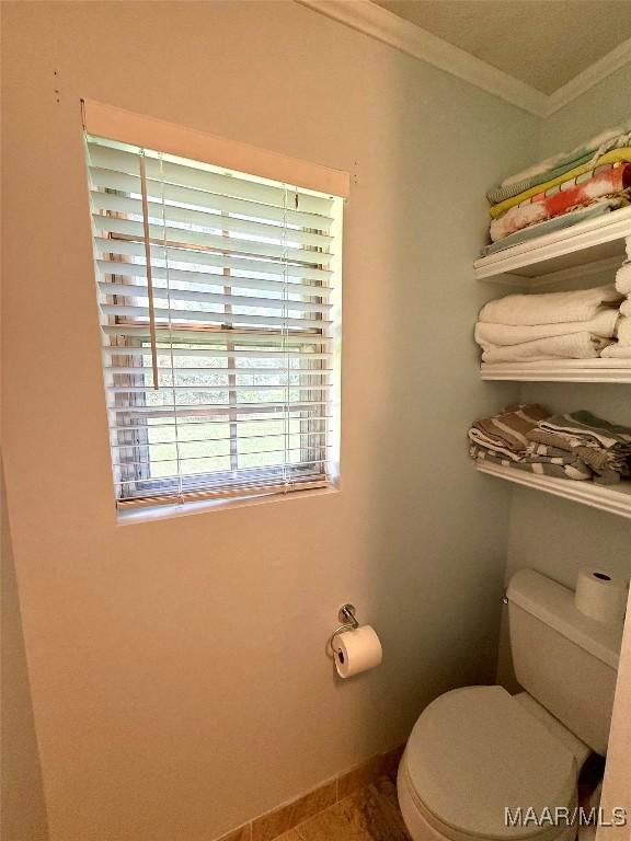 530 Palmquist Dr, Selma, AL 36701 - bathroom featuring crown molding and toilet