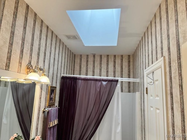 1915 Emerald Mountain Pkwy, Wetumpka, AL 36093 - bathroom with wallpapered walls and a skylight