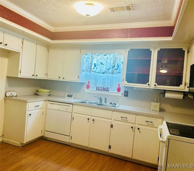108 Shawnee Dr, Wetumpka, AL 36092 - kitchen with white appliances, a sink, a textured ceiling, light wood-style floors, and crown molding