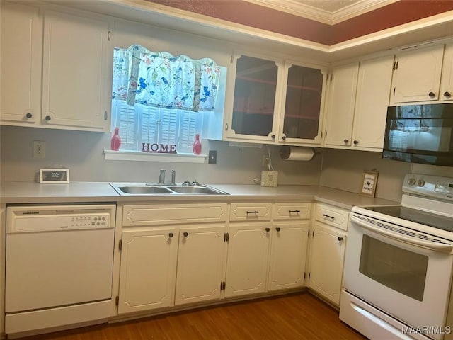 108 Shawnee Dr, Wetumpka, AL 36092 - kitchen featuring white appliances, a sink, light countertops, crown molding, and white cabinetry
