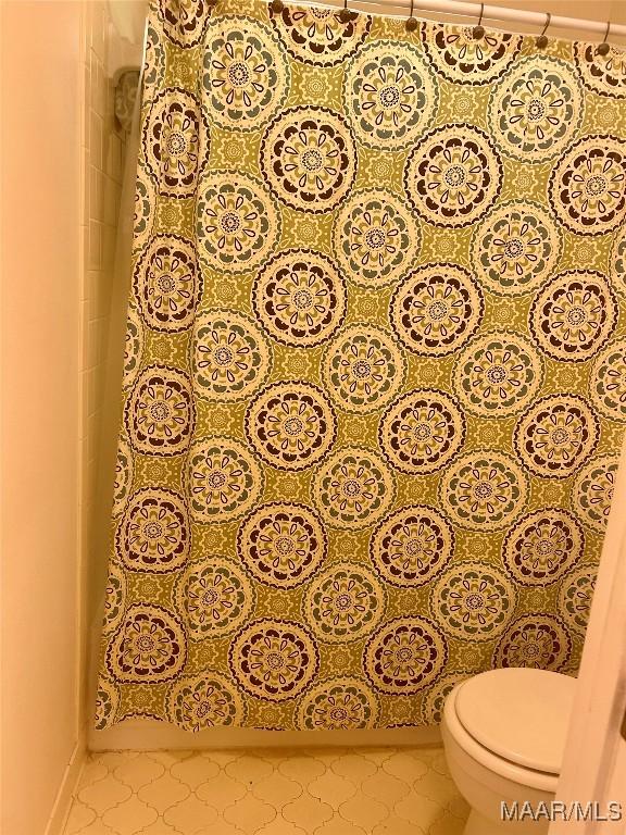108 Shawnee Dr, Wetumpka, AL 36092 - bathroom view of toilet and a shower with shower curtain