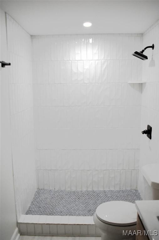 402 S Perry St, Montgomery, AL 36104 - bathroom with tiled shower, vanity, and toilet