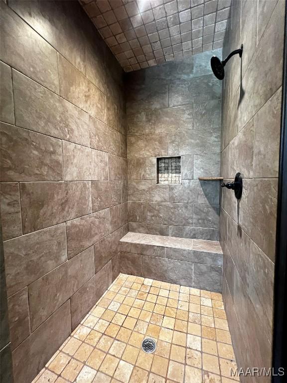 475 Mountain Meadows Ln, Wetumpka, AL 36093 - bathroom featuring a tile shower