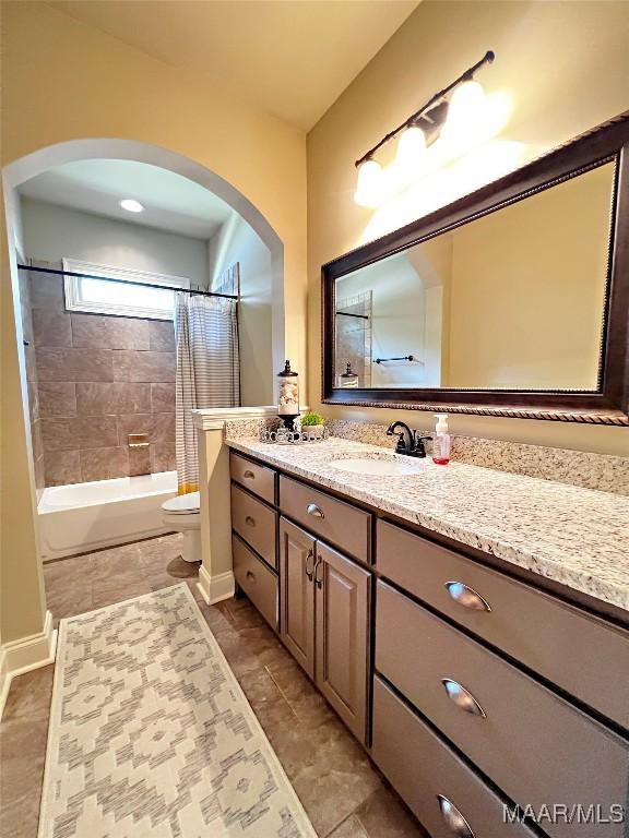 475 Mountain Meadows Ln, Wetumpka, AL 36093 - full bath featuring toilet, vanity, shower / bath combination with curtain, and baseboards