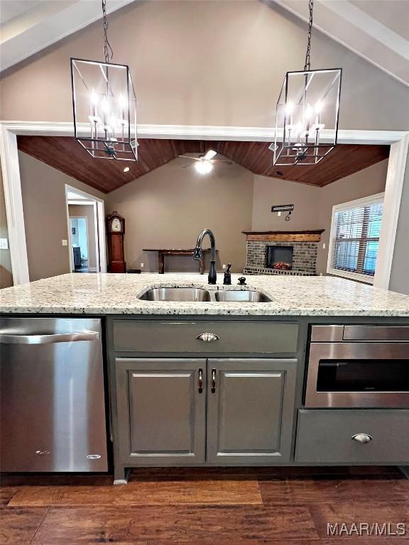 475 Mountain Meadows Ln, Wetumpka, AL 36093 - kitchen with a chandelier, appliances with stainless steel finishes, a sink, gray cabinetry, and wood ceiling