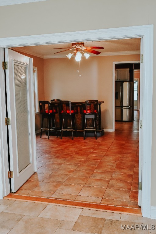 813 Lake Region Cir, Wetumpka, AL 36092 - dining space featuring crown molding, a dry bar, and ceiling fan