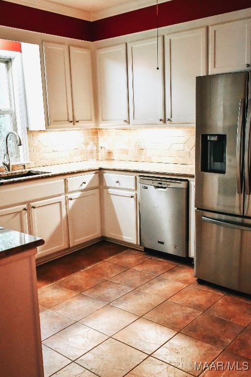 813 Lake Region Cir, Wetumpka, AL 36092 - kitchen with stainless steel appliances, backsplash, a sink, and light countertops