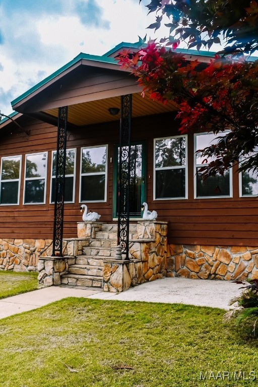 813 Lake Region Cir, Wetumpka, AL 36092 - view of front of house featuring a front lawn and covered porch