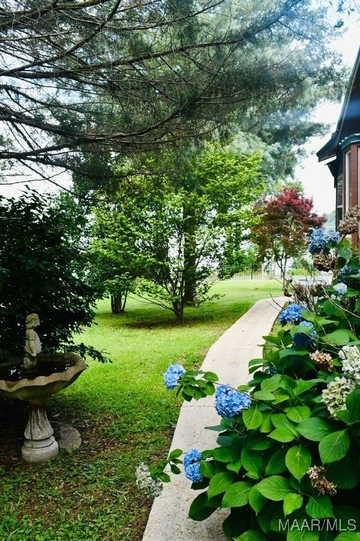 813 Lake Region Cir, Wetumpka, AL 36092 - view of green lawn