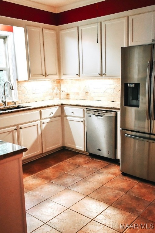 813 Lake Region Cir, Wetumpka, AL 36092 - kitchen with stainless steel appliances and tasteful backsplash