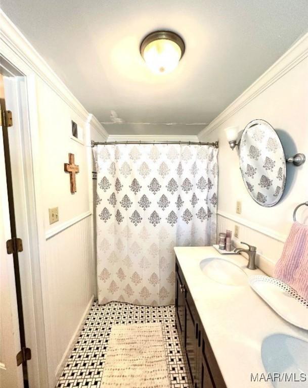 1915 Mckinley Ave, Montgomery, AL 36107 - full bathroom with double vanity, crown molding, and curtained shower