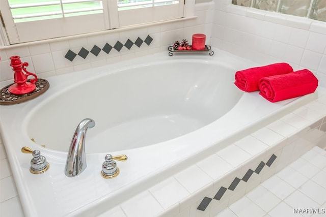 8054 Lakeridge Dr, Montgomery, AL 36117 - full bath featuring a garden tub