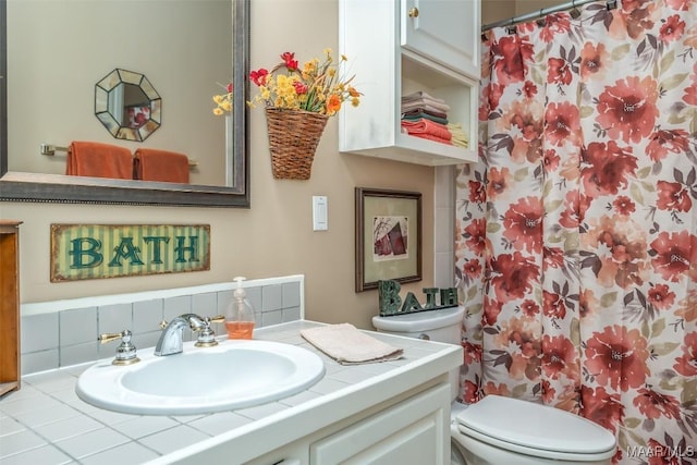 8054 Lakeridge Dr, Montgomery, AL 36117 - full bathroom featuring toilet, vanity, and curtained shower