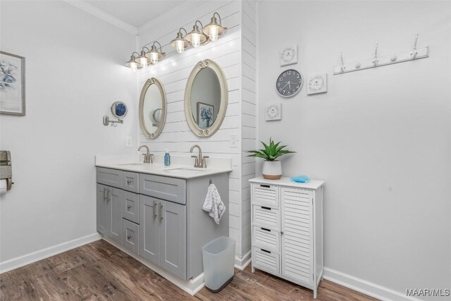 28 Lake Region Dr, Wetumpka, AL 36092 - full bath featuring double vanity, crown molding, wood finished floors, and baseboards