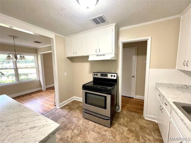 2441 Spruce Curv, Montgomery, AL 36107 - kitchen featuring stainless steel electric range oven, under cabinet range hood, crown molding, white cabinets, and a textured ceiling