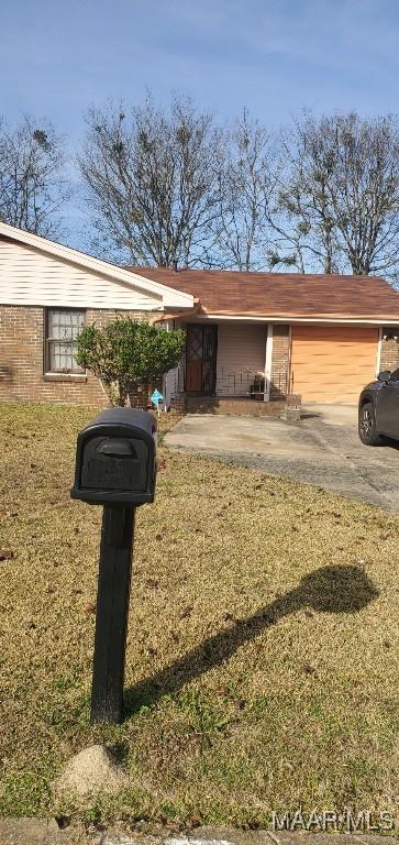 421 Jeffrey Dr, Montgomery, AL 36108 - exterior view of driveway