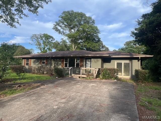 323 E Highland St, Dadeville, AL 36853 - single story home featuring a porch