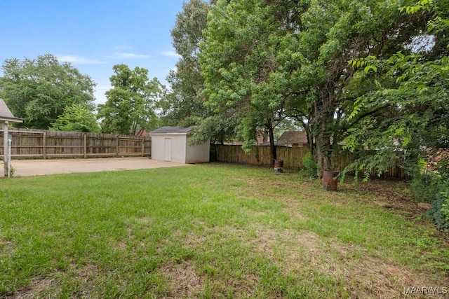 508 Ridgewood Ln, Montgomery, AL 36109 - fenced backyard with a storage shed and a patio area