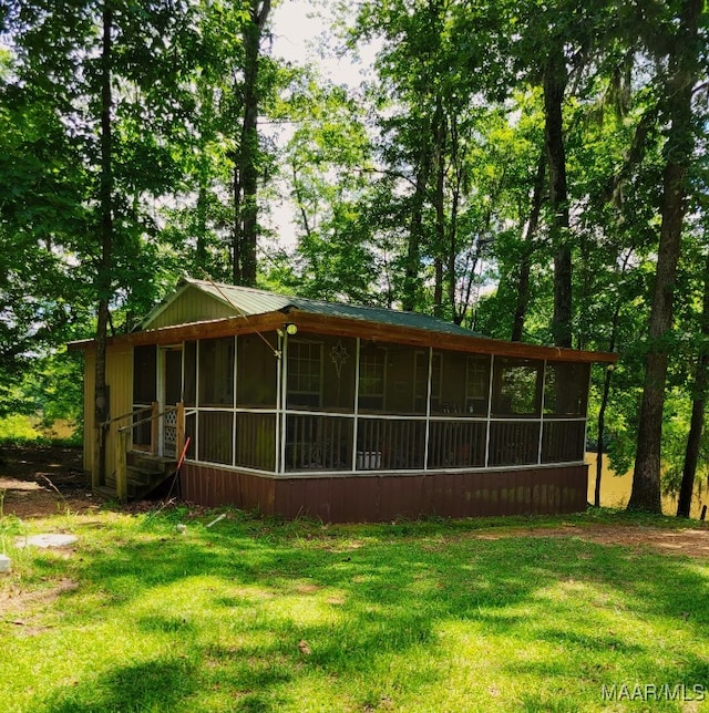 1651 Tawassee Pointe Dr, Lowndesboro, AL 36752 - rear view of house featuring a sunroom and a yard