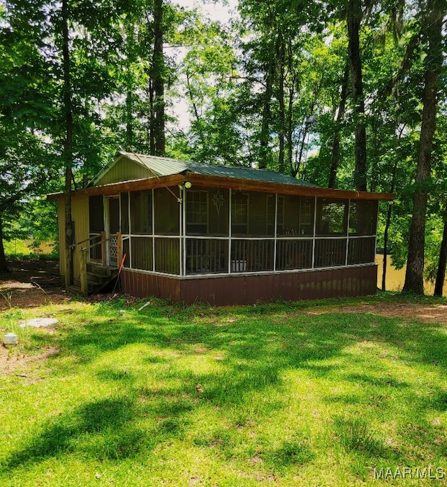 1651 Tawassee Pointe Dr, Lowndesboro, AL 36752 - rear view of property with a sunroom and a yard