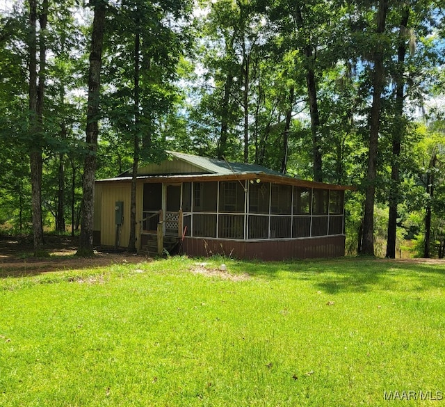 1651 Tawassee Pointe Dr, Lowndesboro, AL 36752 - rear view of house with a sunroom and a yard