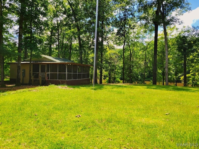 1651 Tawassee Pointe Dr, Lowndesboro, AL 36752 - view of grassy yard with a sunroom