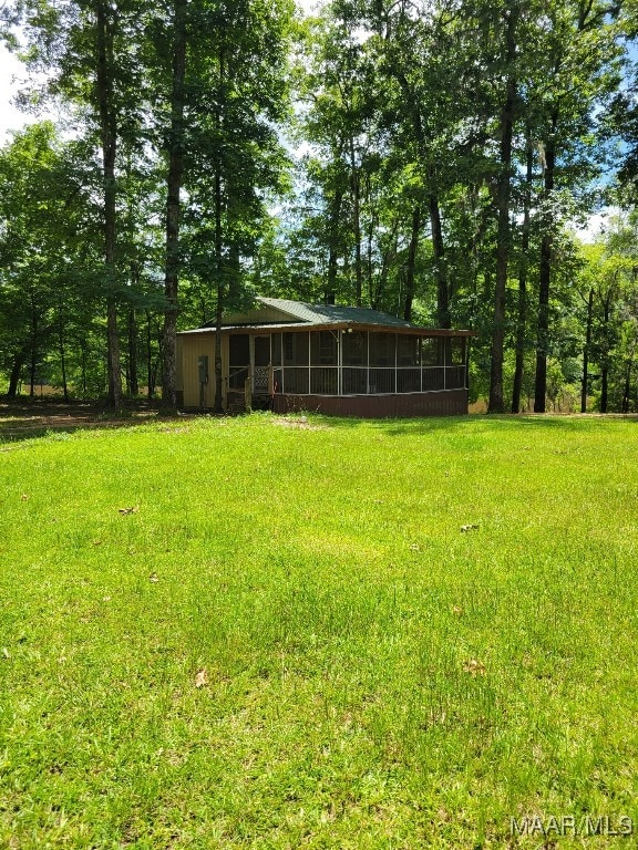 1651 Tawassee Pointe Dr, Lowndesboro, AL 36752 - view of grassy yard featuring a sunroom