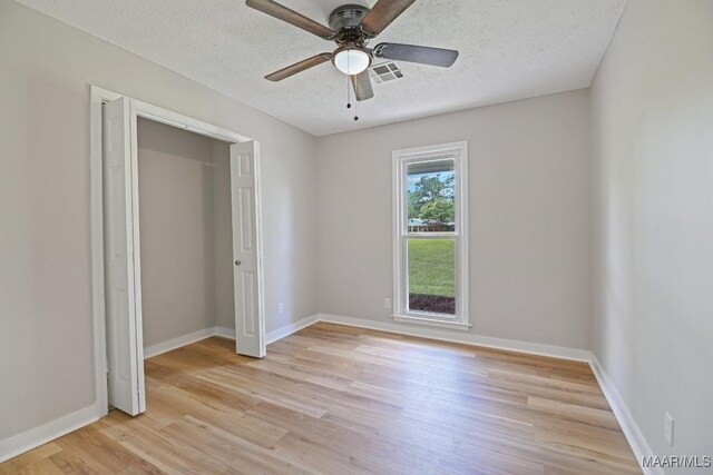 5010 Redland Rd, Wetumpka, AL 36093 - unfurnished bedroom featuring light wood-style flooring, a textured ceiling, and a ceiling fan