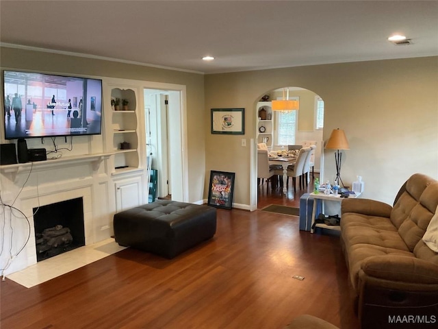 119 Mallory Dr, Selma, AL 36701 - living room with arched walkways, wood finished floors, built in features, ornamental molding, and recessed lighting