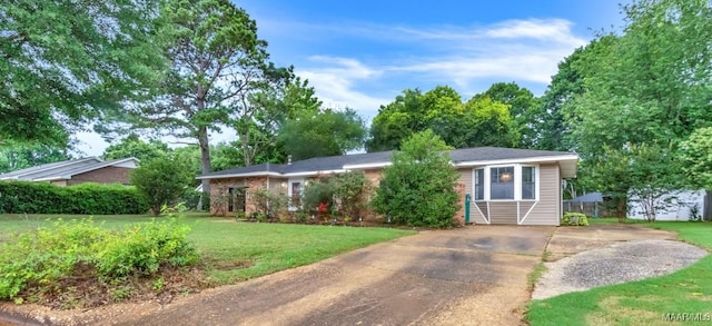 113 Duck Cv, Elmore, AL 36025 - single story home featuring concrete driveway and a front yard