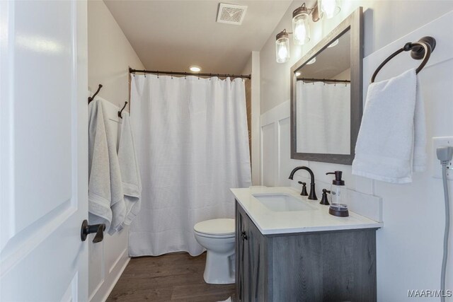 529 Hickory Dr, Wetumpka, AL 36092 - full bath with vanity, wood finished floors, a shower with curtain, and recessed lighting