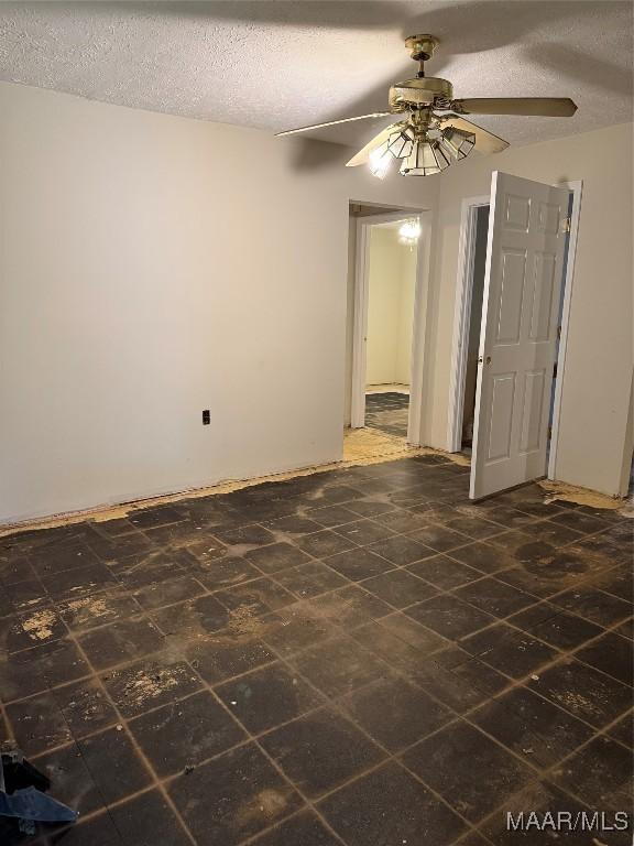 235 Wild Plum Trl, Wetumpka, AL 36093 - spare room featuring a textured ceiling and a ceiling fan